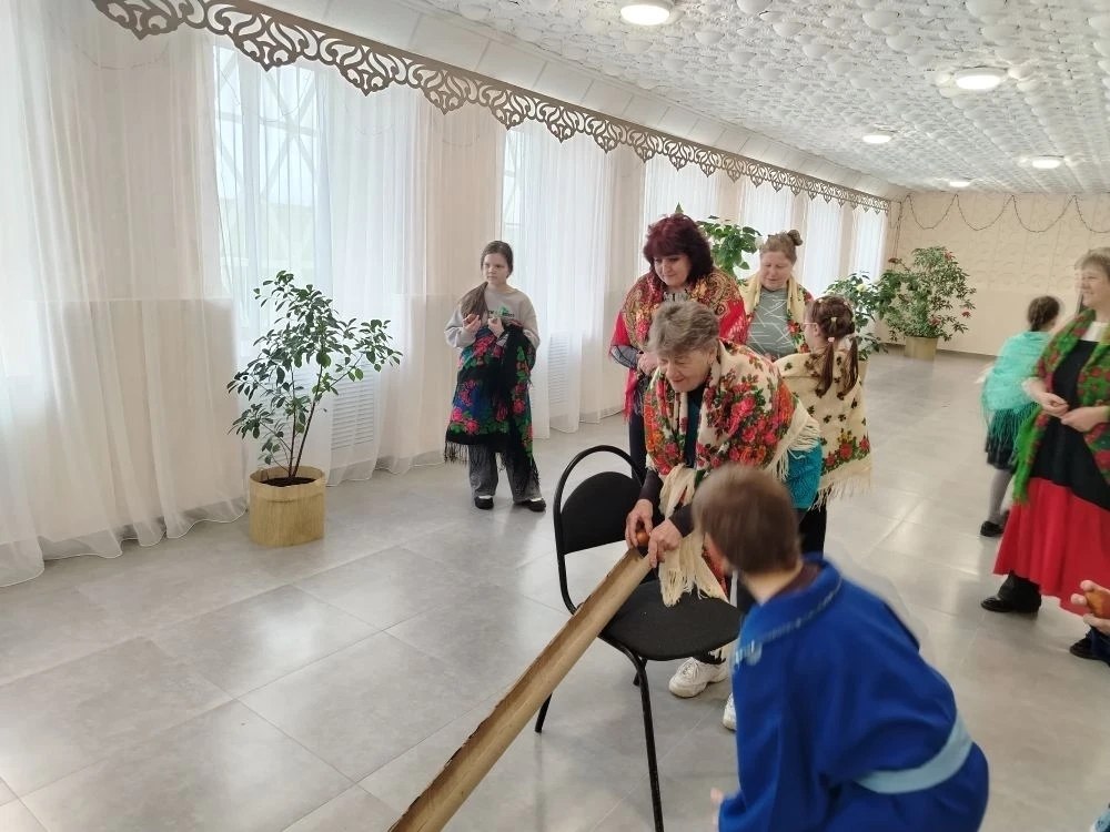 В Нижнереутчанском сельском Доме культуры в канун православного праздника Пасхи прошел увлекательнейший мастер – класс по росписи Пасхальных яиц