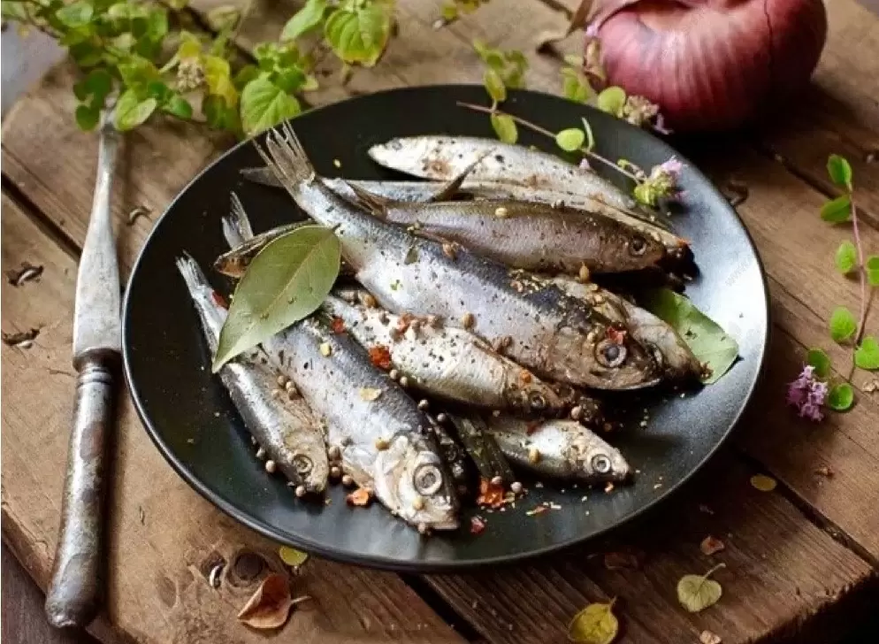 Секреты идеальной закуски: как быстро замариновать селедку, кильку и хамсу