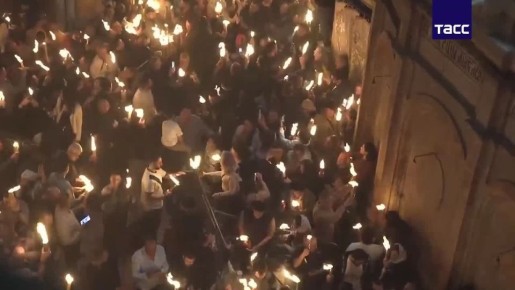 Благодатный огонь сошел в Храме Гроба Господня в Иерусалиме, сообщает ТАСС
