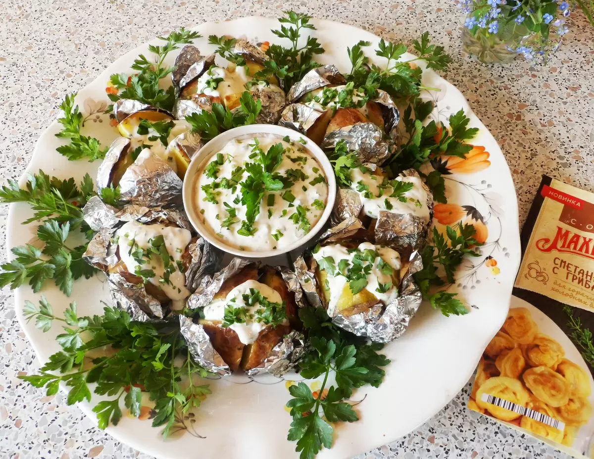 Вкус лета: запеченный картофель с домашним соусом и зеленью