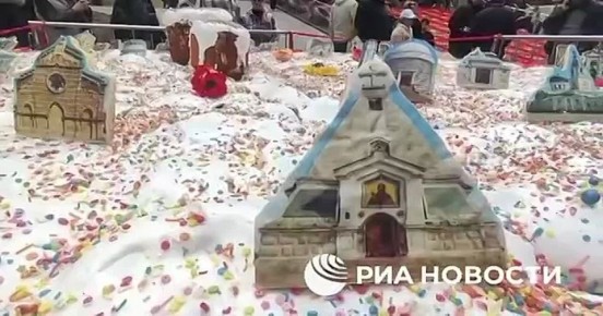 Гигантский кулич испекли в Крыму