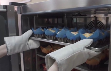 Курские студенты испекли куличи для военнослужащих