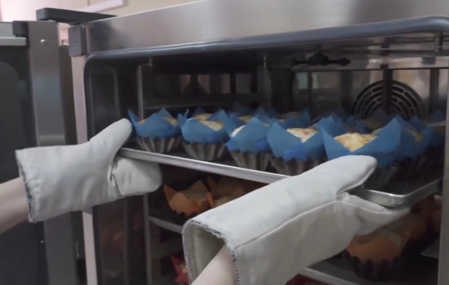 Курские студенты испекли куличи для военнослужащих