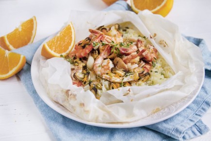 Морепродукты под новыми углами: запеченные в пергаменте с ароматным рисом