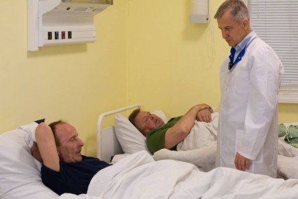 Александр Чепик навестил в больнице курян, пострадавших от ударов ВСУ