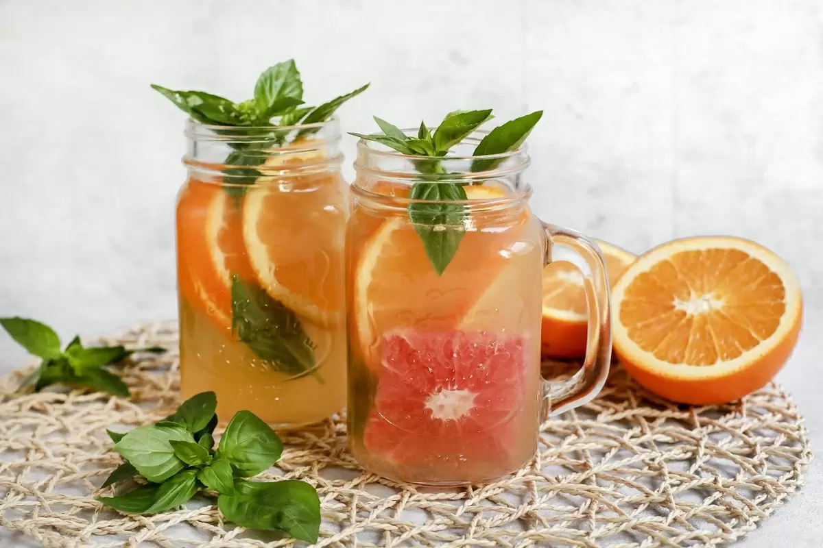 Освежающий лимонад с цитрусами и базиликом: наслаждение домашнего приготовления