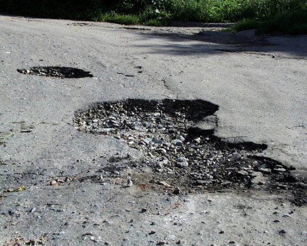 Глава Курска объяснил латание ям на дорогах под дождем