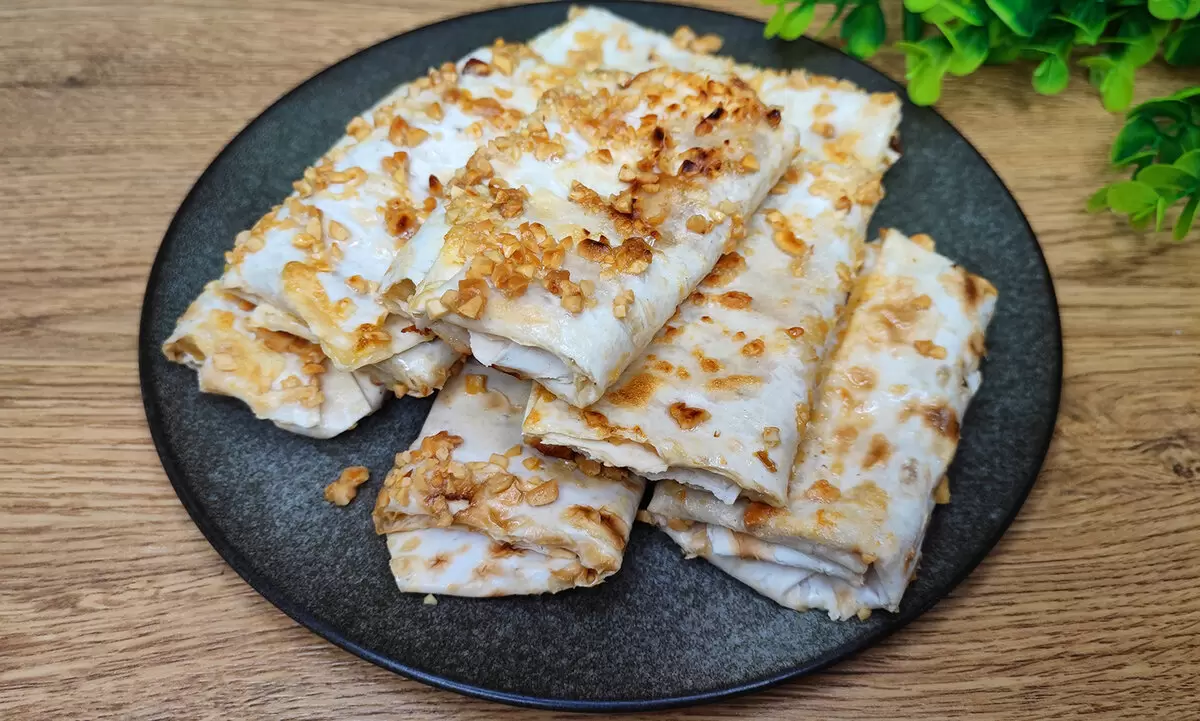 Необычные конвертики из лаваша, которые исчезают с чайного стола