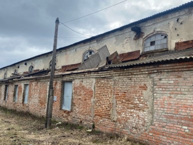 В курском местечке Свобода разрушается знаменитый Гостиный двор Коренной ярмарки — памятник эпохи Екатерины II, возведенный после ее личного приказа по проекту итальянского архитектора Джакомо Кваренги