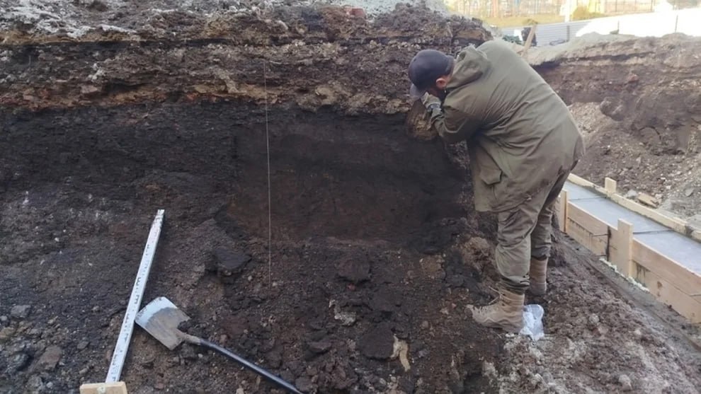 Курские археологи нашли фрагменты поливной керамики и лепного сосуда двух эпох