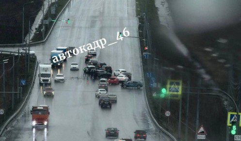 В Курске из-за жесткого ДТП на улице Никитина образовалась пробка