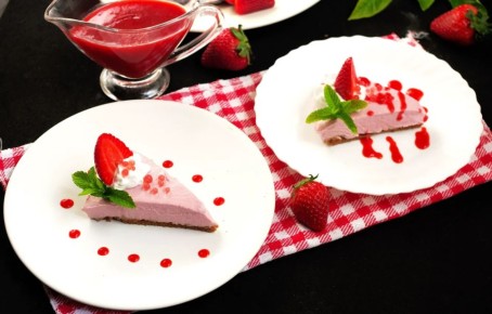 Нежный клубничный чизкейк: идеальный десерт для 8 марта