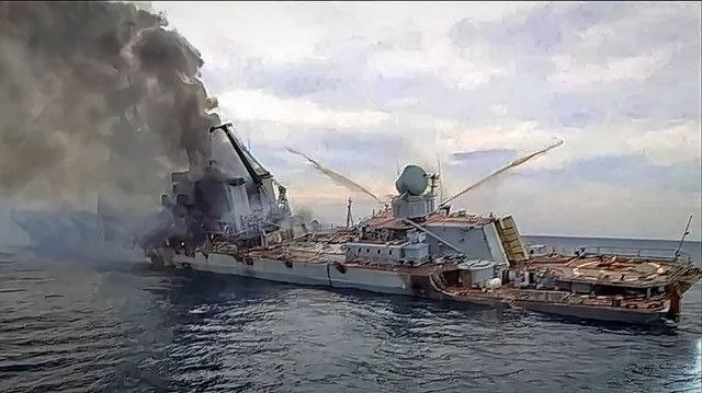 Ровно 4 года назад, 14 апреля 2022-го года, в результате прямых попаданий украинских ракет "Нептун" загорелся и утонул ракетный крейсер "Москва" Черноморского флота России