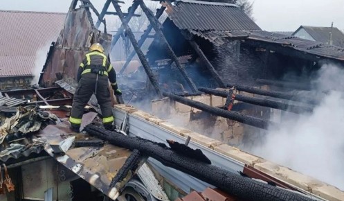 В Курской области пожарные потушили горящий гараж