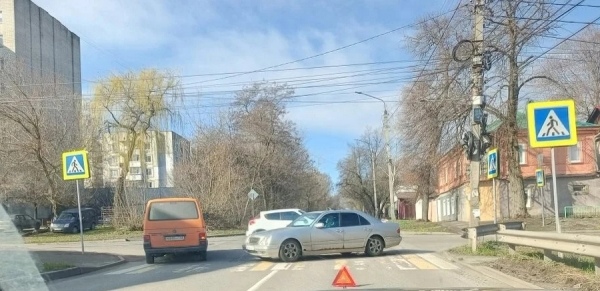 В Курске утренние аварии затруднили движение