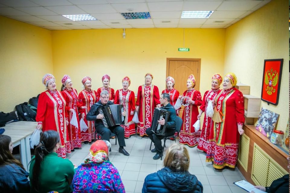 Жителей ПВР в Курске поздравили концертом
