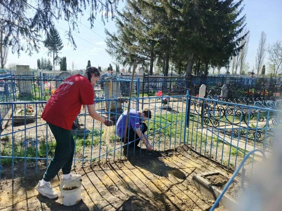 Уборка захоронений участников Великой Отечественной войны в преддверии Дня Победы