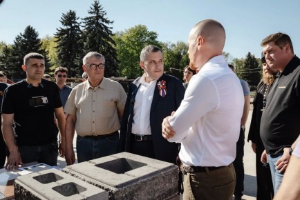 Александр Хинштейн: Накануне Дня Победы проконтролировал, как идёт ход восстановления нашего главного мемориала — Памяти павших