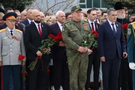 Курские парламентарии почтили память погибших воинов и навестили ветеранов
