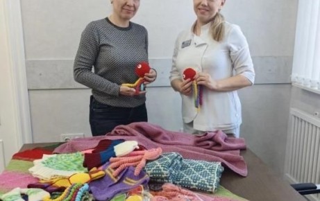 Курские мастерицы передали перинатальному центру вязаные изделия для недоношенных малышей