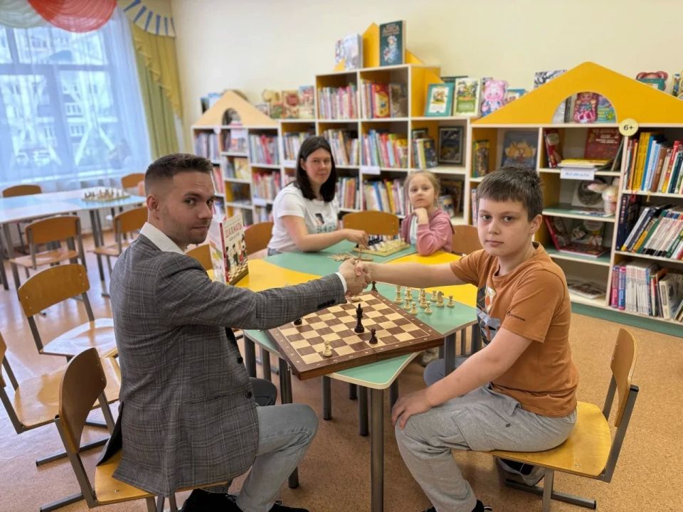 В Культурном центре семейного чтения и досуга им. П.А. Михина прошло увлекательное занятие шахматного клуба «Ферзь»