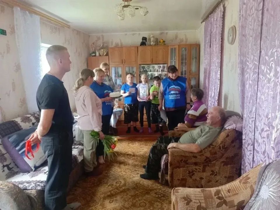 Единороссы поздравили с 45-летием семейной жизни Александра и Наталья Савенковых