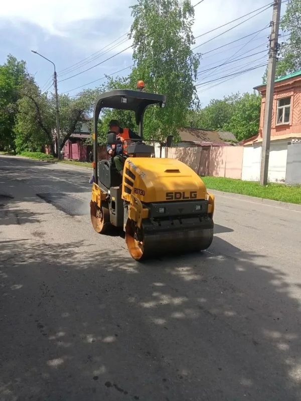 В Курске укладывают асфальт на участках улицы Большевиков