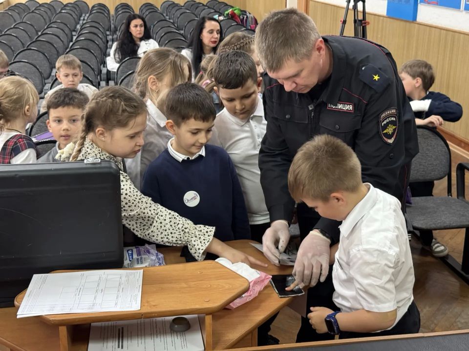 В Железногорске школьникам показали работу полицейских и служебную собаку