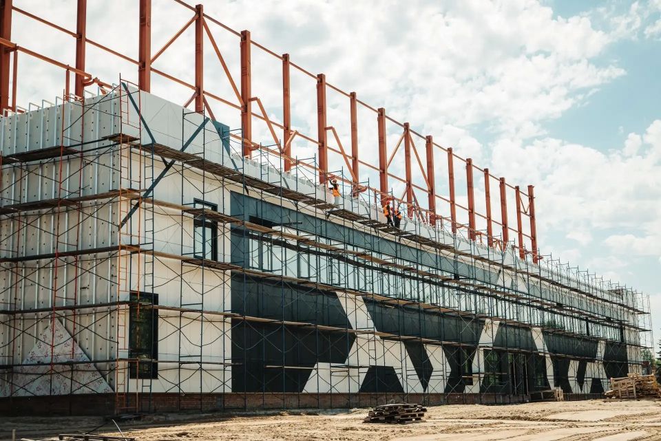 Светлана Юрьевна вместе с Губернатором Курской области Александром Хинштейном проинспектировали строительство крытого футбольного манежа на улице Тускарной в Курске