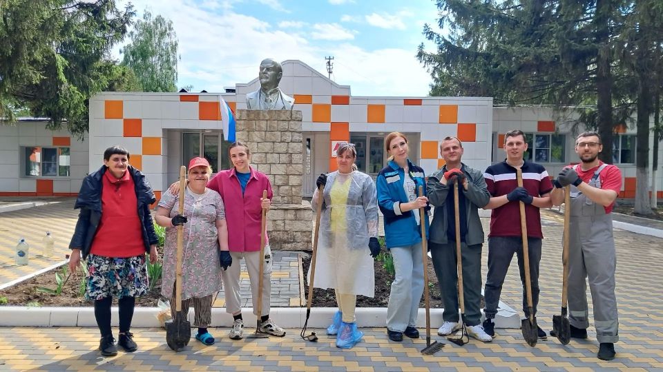 Сотрудники ООО «БИАКСПЛЕН» приняли участие в весеннем благоустройстве территории Курского дома социального обслуживания