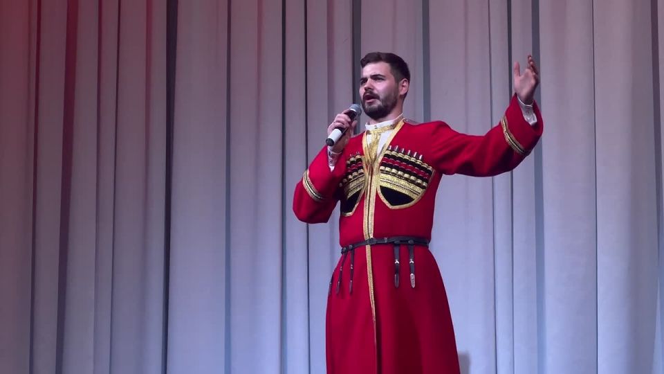Вчера в Курской государственной филармонии прошел отчетный концерт творческих коллективов и солистов Суджанского колледжа искусств имени Н.В. Плевицкой "Возьмёмся за руки, друзья!"