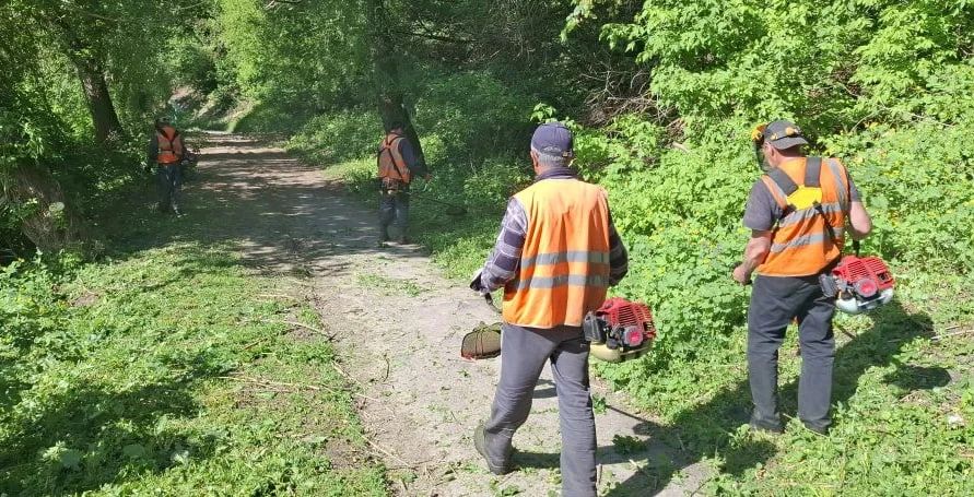 В Курске 24 человека и 3 единицы техники приводят в порядок парки и скверы