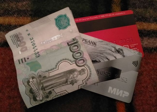 Курянка нашла чужую банковскую карту, потратила с неё 8 тысяч рублей и получила штраф 30 тысяч