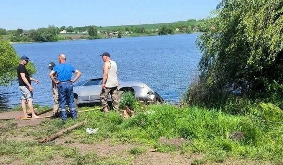 В Курском районе легковой автомобиль скатился в пруд