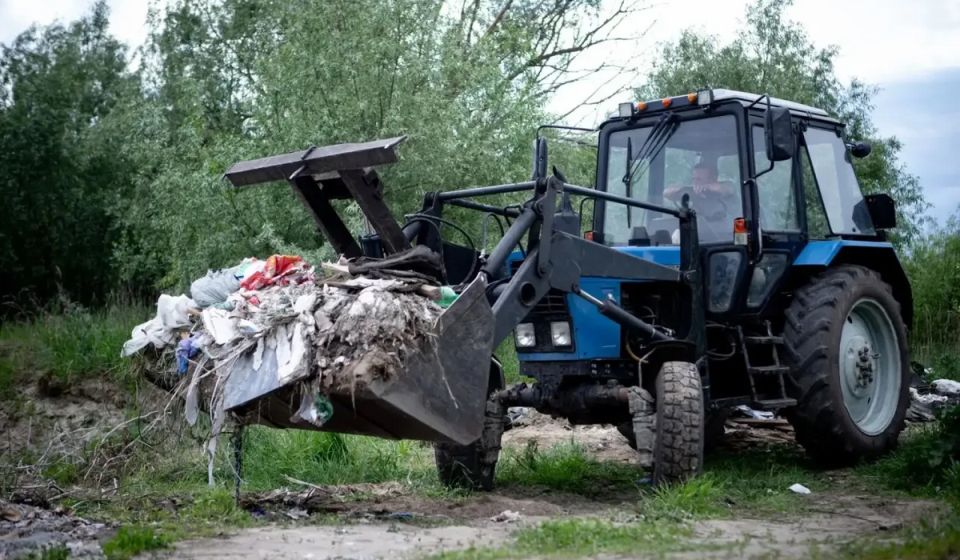 В Курске у Красного моста убрали мусор