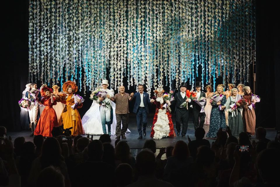 Сегодня на сцене курского драмтеатра - второй спектакль Московского театра «Современник» «Женитьба Бальзаминова»