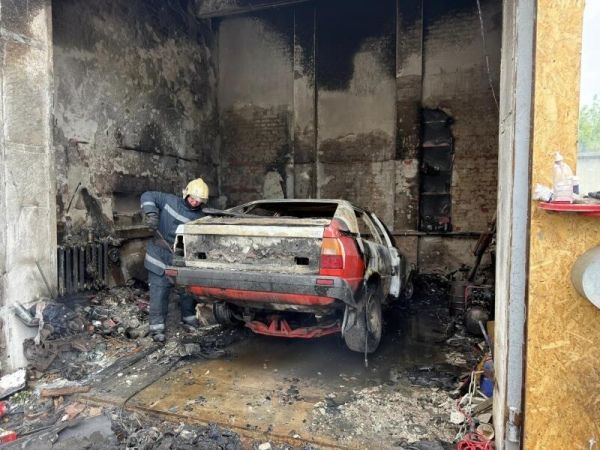 В Курске выгорел гараж с автомобилем «Ауди»