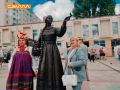 Кстати, будете проходить мимо — не забудьте сфотографироваться с «Куряночкой» и потереть яблоки, которые лежат в ее корзинке! Говорят, это принесет удачу