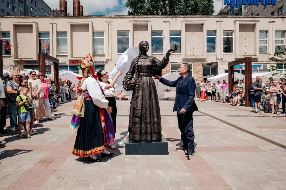 Сегодня в сквере на улице Дзержинского состоялось торжественное открытие новой городской скульптуры «Куряночка»