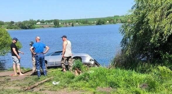 Под Курском легковой автомобиль скатился с берега в пруд