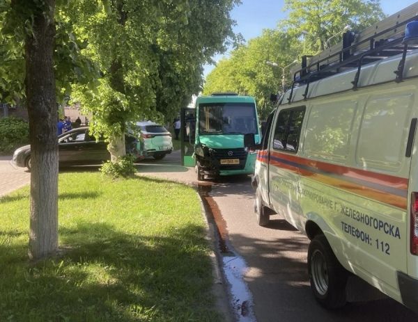 В Курской области пострадали юные пассажирки маршрутки в тройной аварии