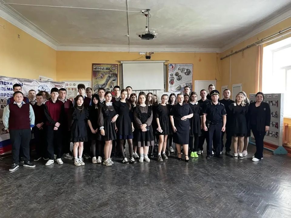 В преддверии летних каникул в школе №1 посёлка Карла Либкнехта состоялся важный инструктаж по безопасности дорожного движения