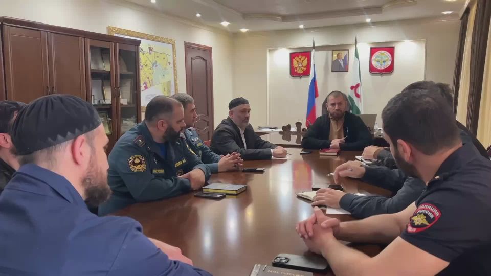 Прямо сейчас в администрации города Сунжа под председательством Главы города Аслана Умарова проходит экстренное заседание КЧС по вопросам возможного подъема уровня воды до критической отметки и подтопления улиц города