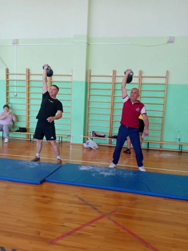 В спортивном зале Афанасьевской СОШ состоялись соревнования по гиревому спорту
