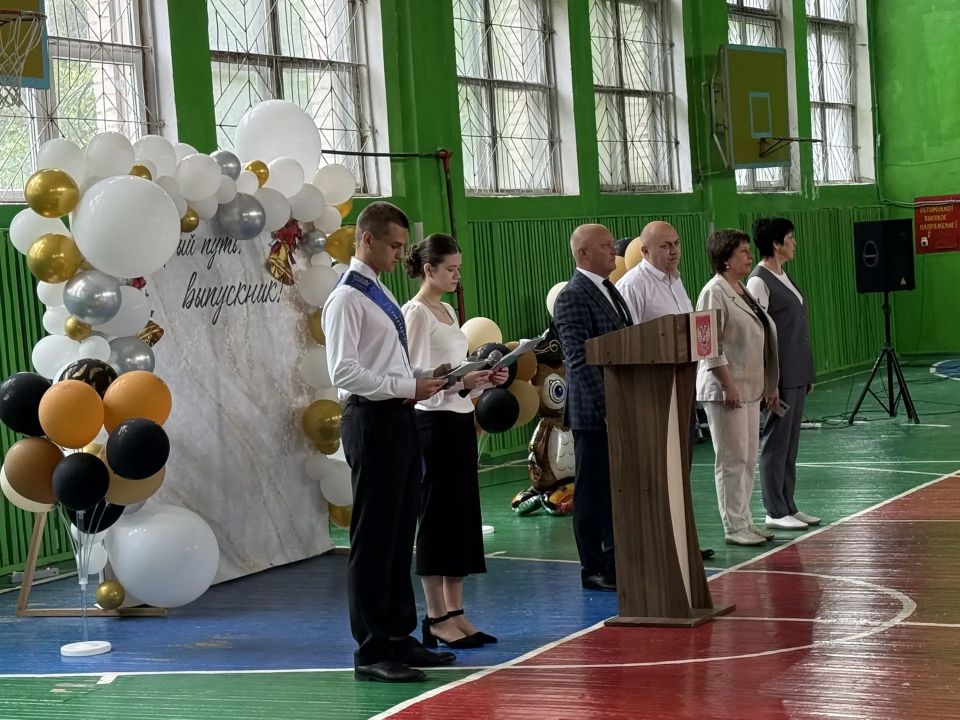 Сегодня для выпускников школ прозвенел последний звонок