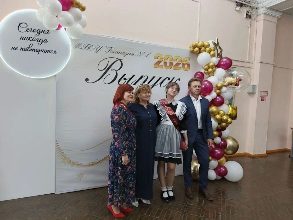 В Курске одиннадцатиклассников гимназии №4 поздравили с выпуском