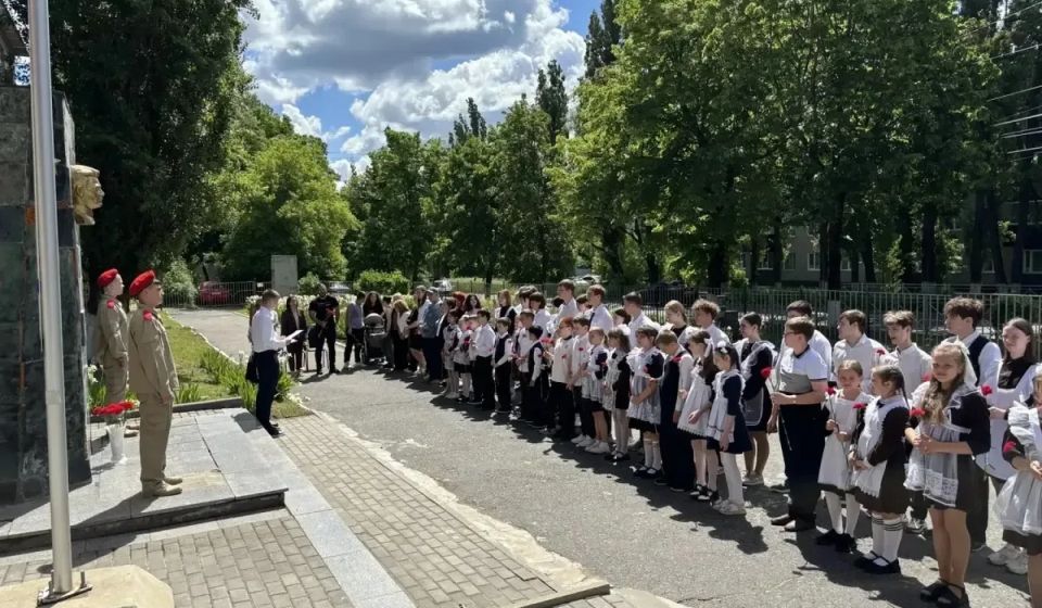 В школе № 39 Курска открыли мемориальную доску погибшему на СВО выпускнику