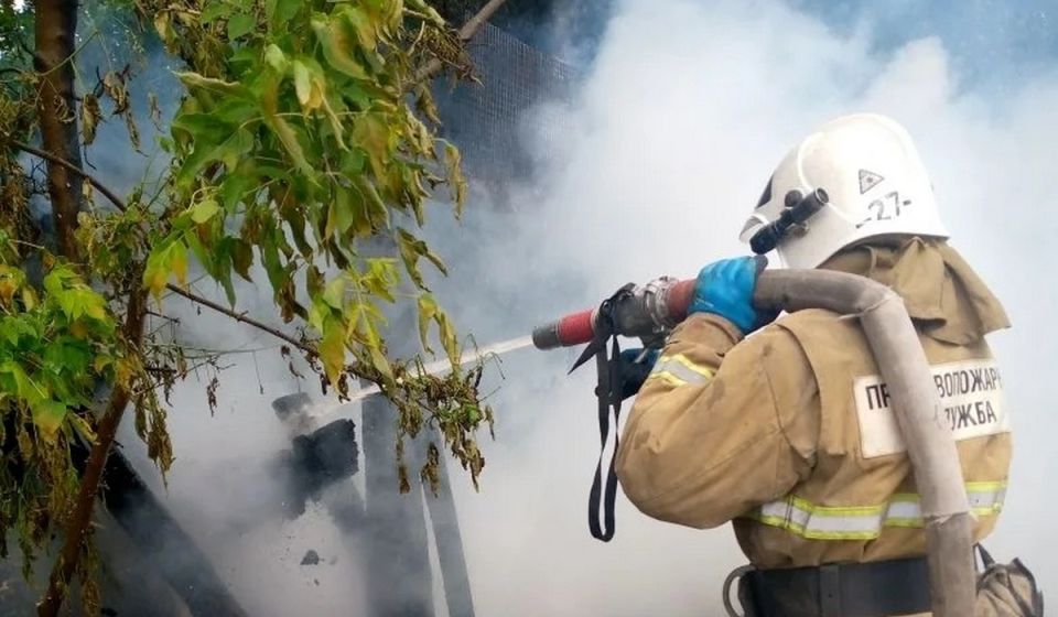 Пожарные оперативно потушили мусор в поселке Золотухино Курской области