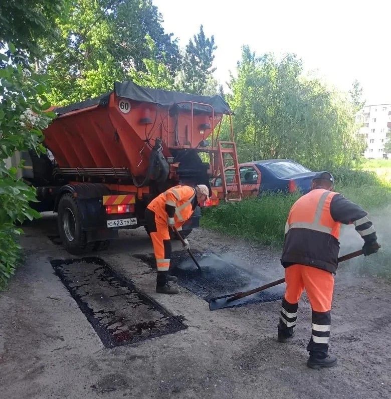 В Курске продолжается уборка улиц и аварийный ямочный ремонт