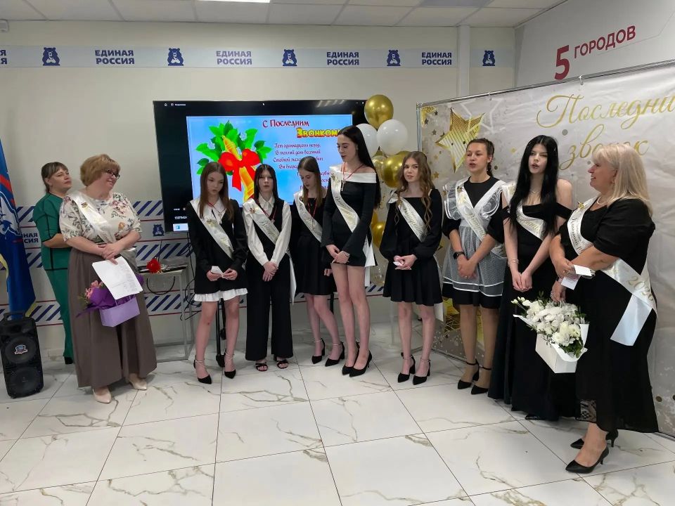 К новым вершинам отправились выпускницы из Глушковского района